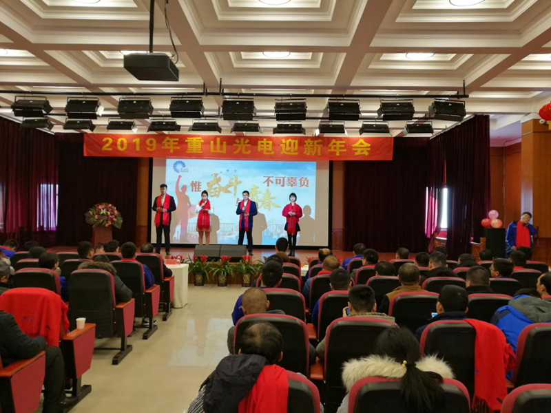 舊歲已展千重錦 新年再進百尺桿
