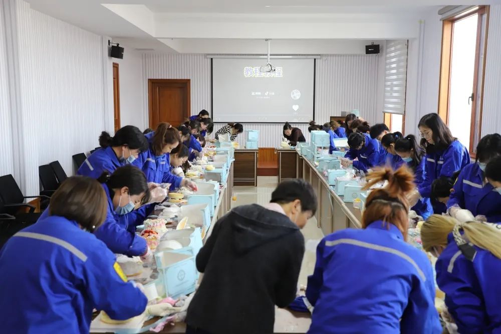 公司組織舉行“3.8女神節(jié)”蛋糕DIY活動