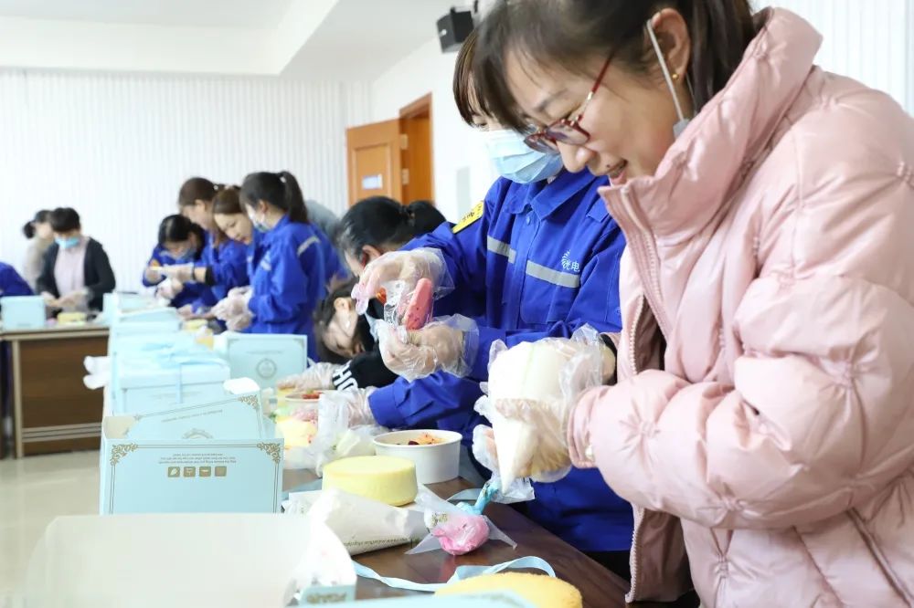 公司組織舉行“3.8女神節(jié)”蛋糕DIY活動57