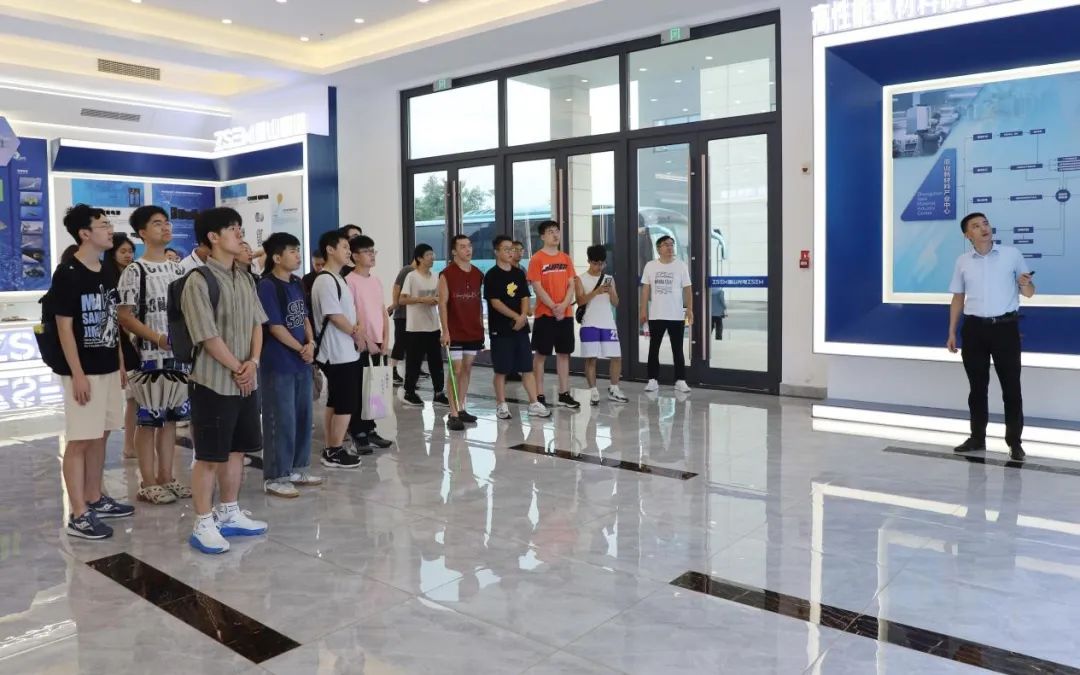 清華大學(xué)師生到我公司開(kāi)展研學(xué)交流